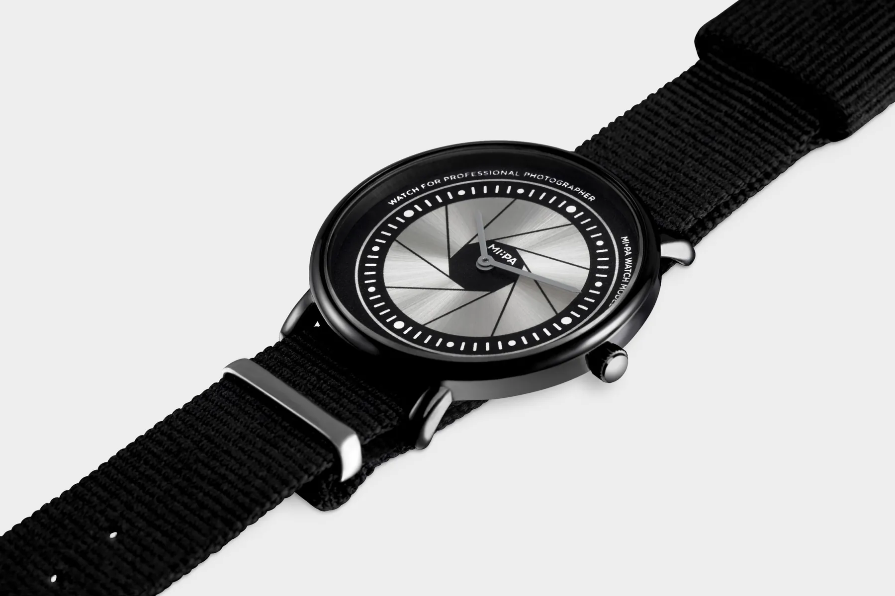 Packshot d’une montre à bracelet tissu sur fond gris