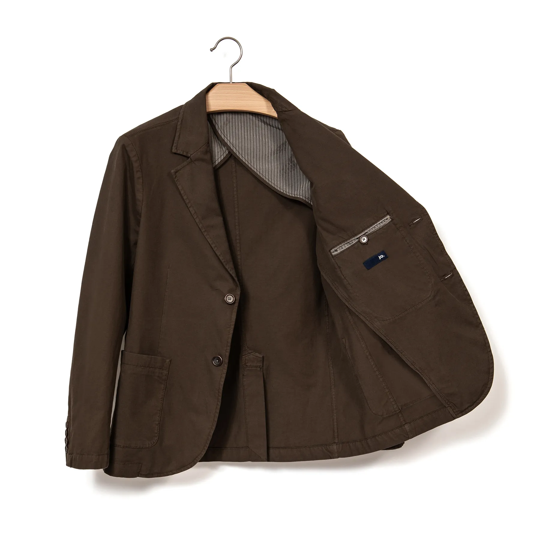 Packshot d’une veste homme sur cintre, fond blanc
